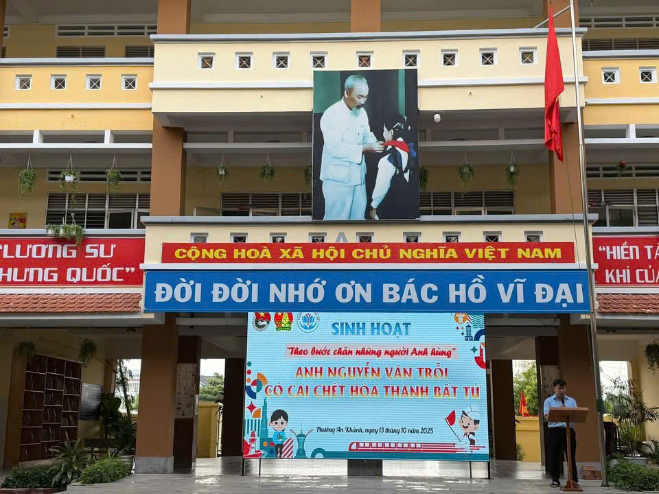 Sinh hoạt "Theo bước chân những người anh hùng" AHLS Nguyễn Văn Trỗi