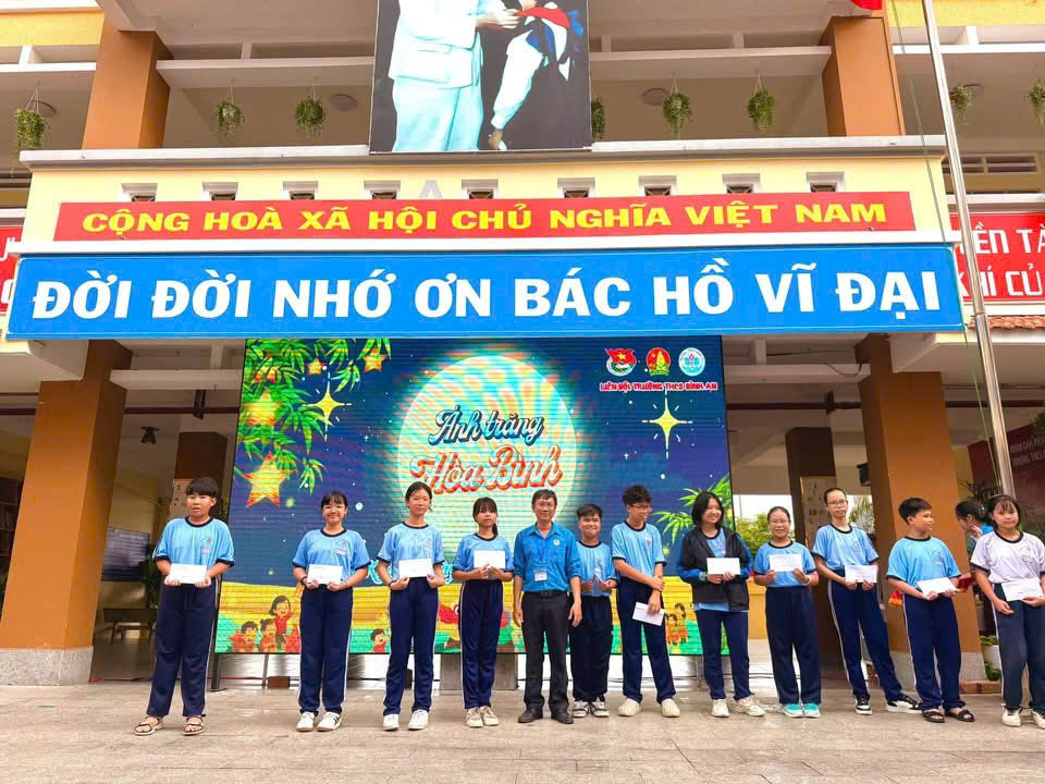 Tết Trung Thu ở trường THCS Bình An chủ đề Ánh Trăng Hòa Bình 