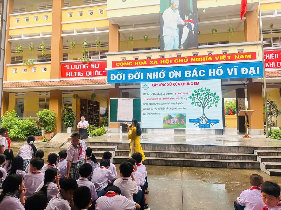  chuyên đềvề "Văn hóa nhà trường - Kỹ năng ứng xử" với Thạc sĩ Hoàng Thị Thúy Phượng