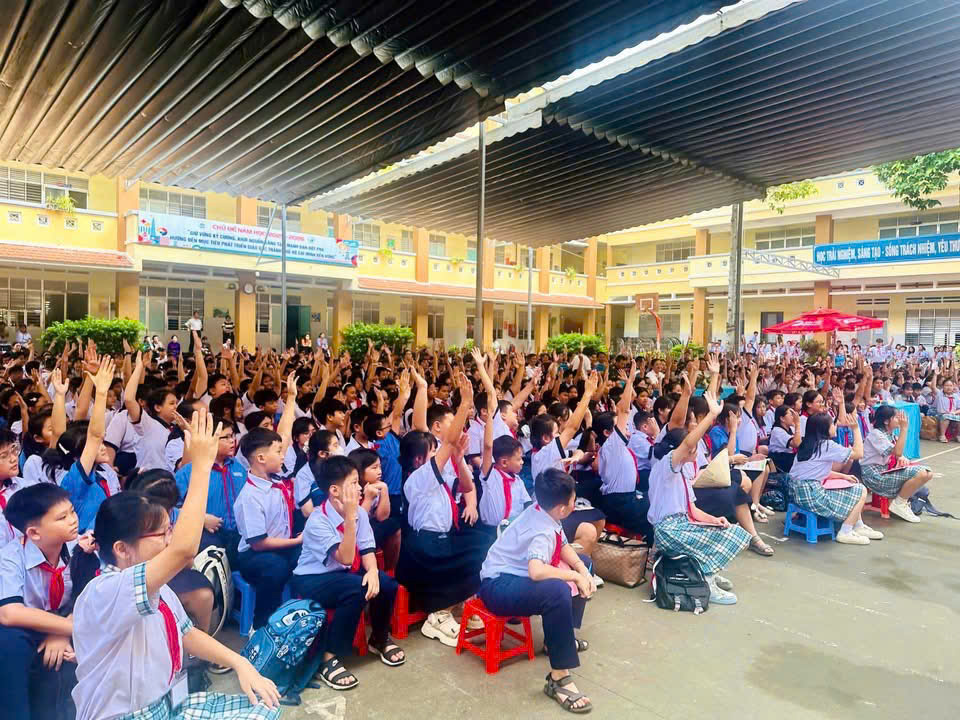 Các em học sinh được trải nghiệm các hoạt động tương tác sân khấu