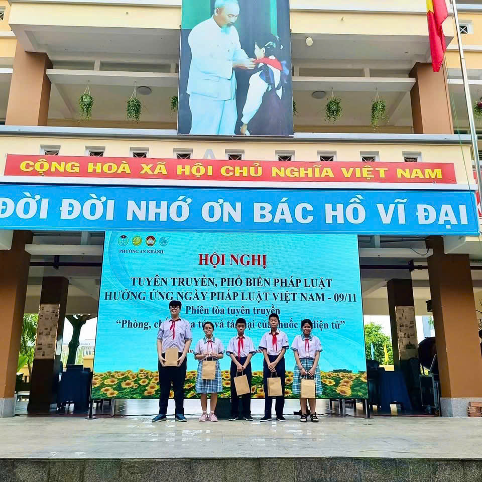 Các em học sinh được trải nghiệm các hoạt động tương tác sân khấu